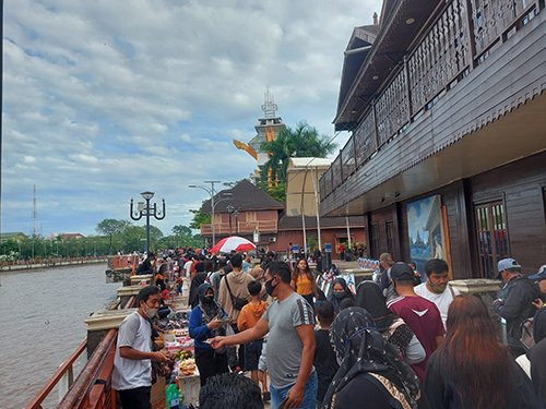 Hal 9 3 KLm Buka Siring di Tahun Baru