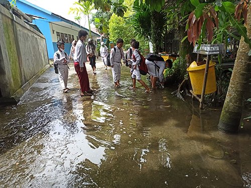Dampak Banjir Rob, Sekolah Pakai Sandal 1 Hal 9 3 KLm Sekolah Pakai Sandal