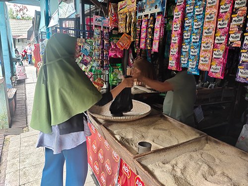Banyak Pedagang Keciduk saat Tak Pakai Plastik di Pasar Pandu 1 Hal 9 3 Klm Kantong Plastik