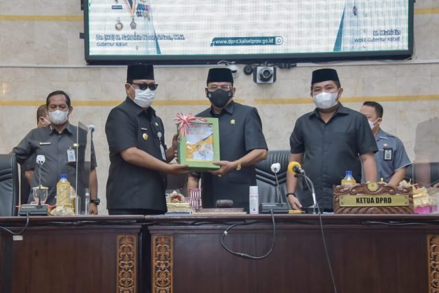 Gubernur Sampaikan RPJMD Kalsel 1 IMG 20211208 WA0037 scaled