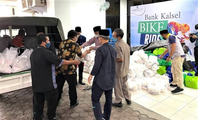 CSR Bersama UPZ Bank Kalsel Serahkan Bantuan Korban Banjir Aluh- Aluh 4 IMG 20211215 WA0028 scaled