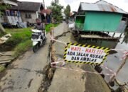 Lebih Separuh Jalan Gang Gandapura Ambruk