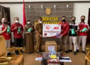 Kawan Lama Fundation Serahkan Ratusan Masker Untuk Banjarbaru
