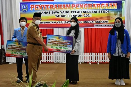 Diberi Penghargaan<br>Lulusan Perguruan Tinggi Berprestasi Didorong Berkreasi 1 hal 12 HSS 3 klm 10