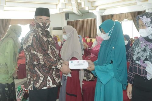 Peringatan Hari Ibu<br>Bupati Harap Maknai Peran di Masyarakat 1 hal 12 HSS 3 klm 14