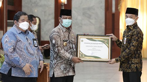 Pemkab Tanbu Terima Penghargaan Terbaik Penyaluran Dana Desa 1 hal 12 Tanbu 25 klm 2