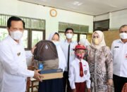 Bupati Salurkan Peratalan Sekolah Untuk Anak Disabilitas