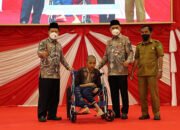 Salurkan 10 Kursi Roda dan 150 Paket Sekolah Untuk Disabilitas