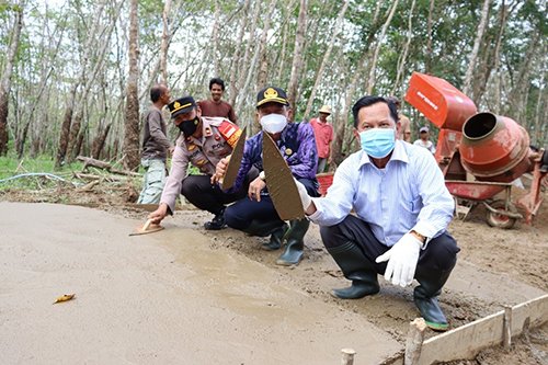 Permudah Angkut Hasil Perkebunan<br>Jalan Sepanjang 5 Kilometer Dibangun 1 hal 12 Taprin 35 klm