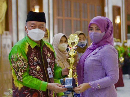 TP PKK Balangan Terima Dua Penghargaan Tingkat Provinsi 1 hal 2 Bal 3 klm 9