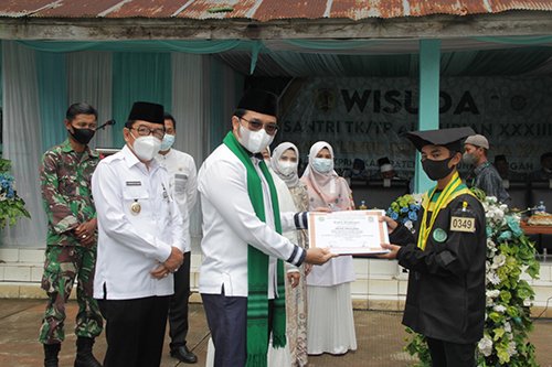 Bupati dan Wabup Wisuda Ratusan Santri TK/TPA Kecamatan Batu Benawa dan Hantakan 2 hal 2 HST 2 3 klm 4