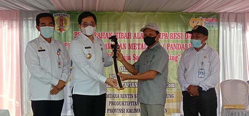 Peresmian Kawasan Metalurgi IKM Wasaka<br>Bupati Serahkan Hibah Alat Tempa Besi 1 hal 2 HST 3 klm 5