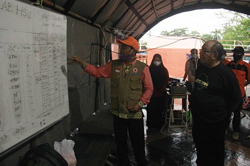 Husairi Tinjau Posko Banjir 1 hal 2 HSU 4 klm