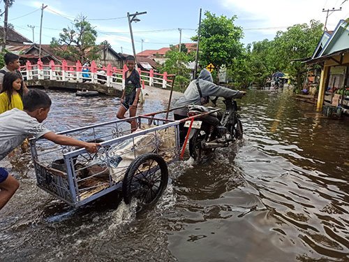 Atasi Banjir<br>Warga Dihimbau Bersihkan Sungai dan Drainase 1 hal10 3klm 3