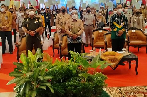 Wabup Hadiri Penyerahan Sertifikat Tanah 1 hal16 4klmbjr2 6