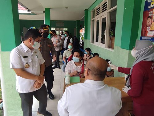 15 Bartim 1 Bupati Bartim Ampera AY Mebas meninjau langsung vaksinasi anak