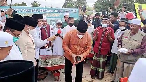 15 Kalteng 3 Wakil Gubernur H Edy Pratowo saat melakukan peletakan batu pertama pembangunan mesjid