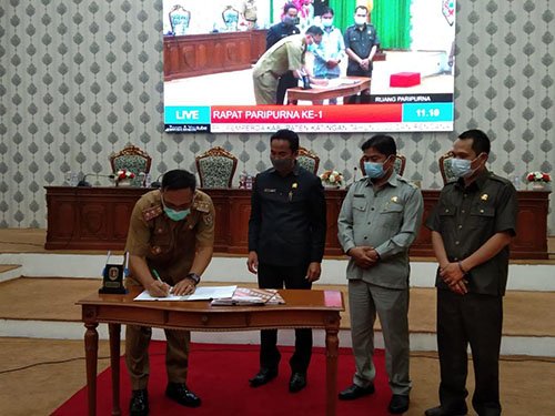 15 Katingan Penandatanganan dokumen pembentukan raperda di DPRD Katingan