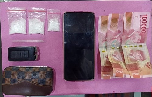 Perempuan Muda Ditangkap 2 5 sabu 3klm gabung 1