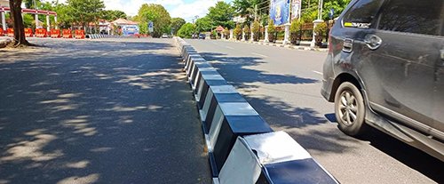 Seringkali Rusak Pembatas Jalan Balai Kota Diganti 1 Hal 10 3 KLm BJB satu