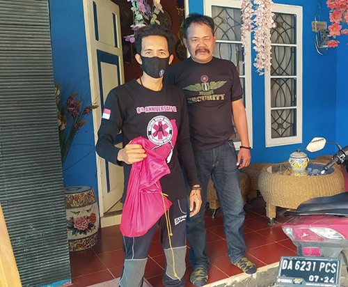 Kejutan di Awal Tahun, Kobra Hitam Masuk ke Kamar Warga 1 Hal 10 3 Klm Kobra