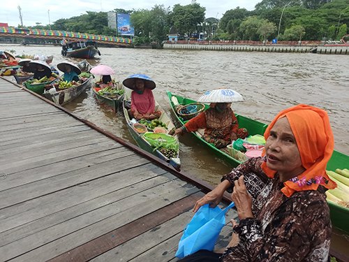 Hal 10 3 Pasar Terapung