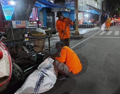 Lembur Bersihkan 5 Ton Sampah Pergantian Tahun 1 Hal 10 3 Sampah Tahun Baru