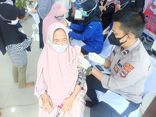 Suntik Booster Masyarakat Umum dengan Vaksin Hampir Kadaluarsa 1 Hal 10 4 KLm Vaksin Boster