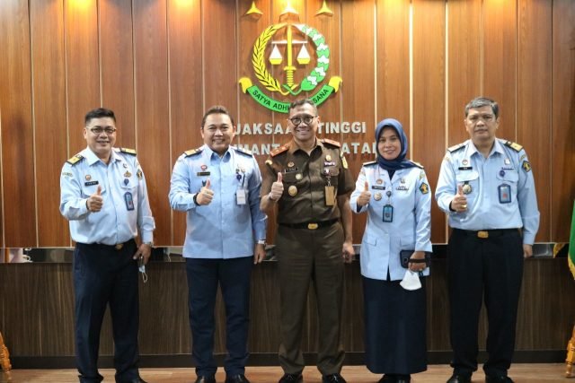 Jalin Silaturahmi, Plt Kakanwil Bersama Pimti Pratama Kanwil Kemenkumham Kalsel Kunjungi Kejati Kalsel 1 IMG 20220110 WA0050 scaled