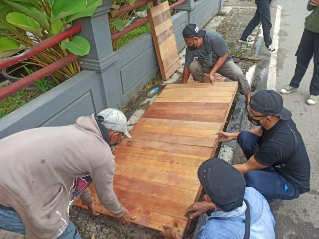 Dinilai Membahayakan, Warga Tutup Sendiri Lubang Trotoar 1 IMG 20220116 WA0046 scaled