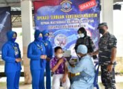 Ciptakan Herd Immunity, Nakes Lanal Banjarmasin Gelar Serbuan Vaksinasi Maritim