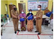 Bank Kalsel Lewat Lurah Kelayan Barat Bagikan Untuk Lansia Setelah Vaksinasi di Kantor Kelurahan