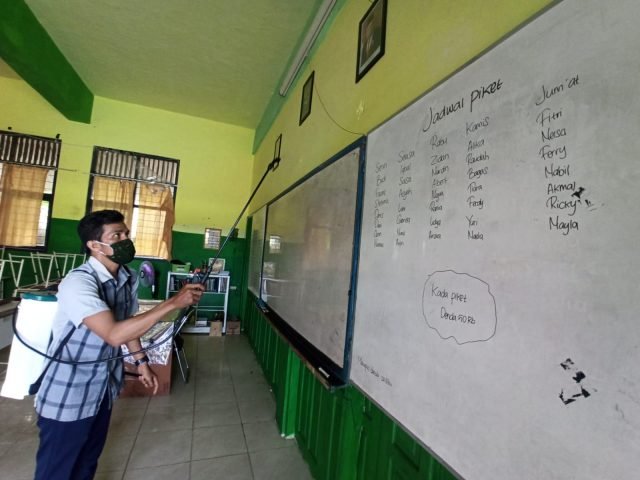 Belasan Siswanya Positif Corona, Ruang Kelas SMPN 1 Banjarmasin Langsung Disemprot Desinfektan 1 IMG 20220131 WA0025 scaled