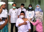 Tindak Lanjuti Arahan PresidenBupati Tanbu Orang Pertama di Suntik Vaksin Tahap Ketiga