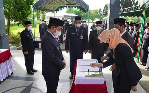 Di Akhir Tahun 2021<br>Ratusan Pejabat Struktural Pemkab Balangan Dilantik jadi Pejabat Fungsional 3 hal 2 Bal 2 3 klm