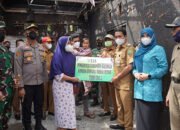 Bupati Serahkan Bantuan Korban Kebakaran di Desa Mantimin