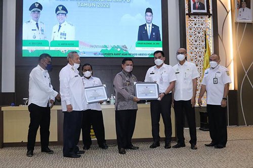 Ibnu Sina Serahkan Penghargaan<br>Bagi Tim Penyusun LKPj 1 hal9 3klmkontrak1 2