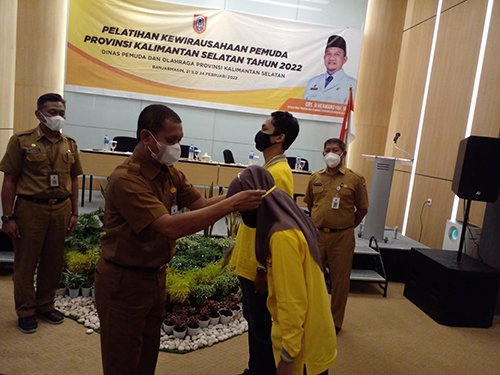 Dispora gelar pelatihan kewirausahaan Pemuda 1 13 3klm Asisten II pasang tanda peserta jpg