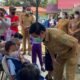 15 Bartim Bupati Bartim Ampera AY Mebas memberikan semangat anak anak yang akan disuntik vaksin