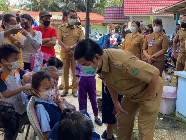 15 Bartim Bupati Bartim Ampera AY Mebas memberikan semangat anak anak yang akan disuntik vaksin scaled