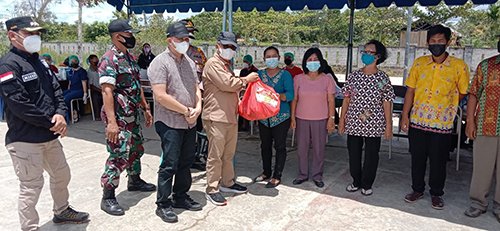 15 Kalteng 1 Penyerahan bingkisan dari Gubernur Kalimantan Tengah