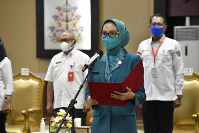 15 Kalteng 2 Ketua TP PKK Prov Kalteng Ivo Sugianto Sabran lantik TP PKK kota Palangka Raya scaled