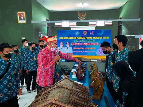 15 Kalteng 2 Pemandu museum Balanga