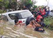 Salah Injak Pedal, Terios Nyebur Sungai