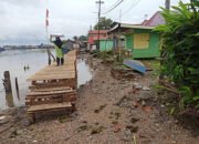 Lambat Tunggu Pemerintah, Warga Pilih Perbaiki Sendiri