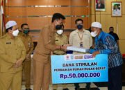 Bupati Serahkan Bantuan Stimulan Warga Terdampak Banjir