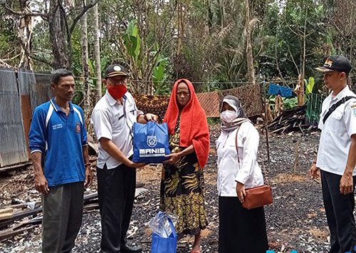 Hal 16 4 KLm Martapura Serahkan bantuan