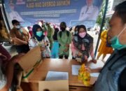 Hujan Tak Halangi Warga Menyerbu Minyak Goreng Murah