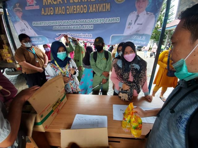 Hujan Tak Halangi Warga Menyerbu Minyak Goreng Murah 1 IMG 20220211 WA0076 scaled