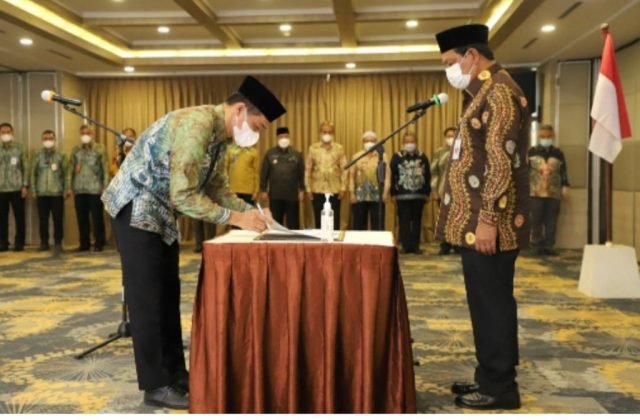 Gubernur Paman Birin Lantik Fachrudin Jabat Direktur Bisnis Bank Kalsel 1 IMG 20220227 WA0000 scaled